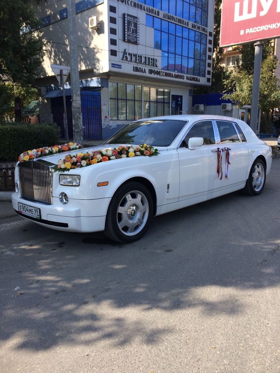 Аренда Rolls-Royce Phantom представительского класса с водителем в Дно по  цене от 6000 рублей в час | REQCAR.COM